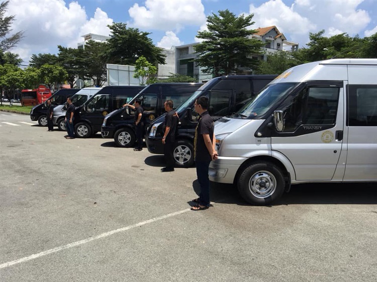 Thuê xe Ford Transit luxury 16 chỗ tại Hà Nội